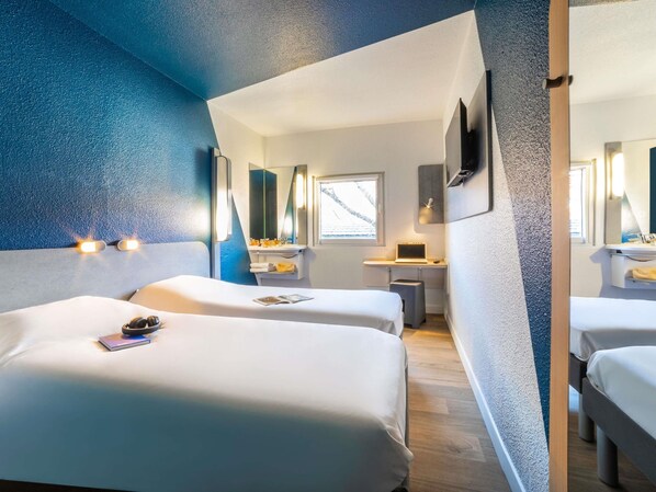 Desk, soundproofing, free WiFi, bed sheets