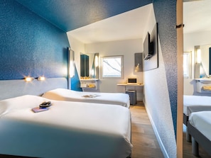 Desk, soundproofing, free WiFi, bed sheets