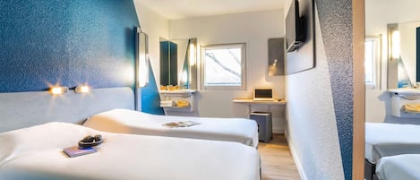 Escritorio, sistema de insonorización, wifi gratis y ropa de cama