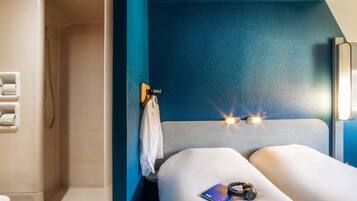 Escritorio, sistema de insonorización, wifi gratis y ropa de cama