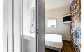 Kamer, 1 tweepersoonsbed, privébadkamer (Cabrio) | Badkamer | Een douche, milieuvriendelijke toiletartikelen