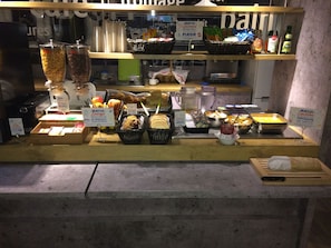 Dagelijks ontbijtbuffet (EUR 7.50 per persoon)