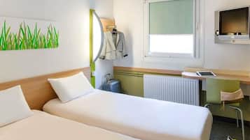 Desk, soundproofing, free WiFi, bed sheets