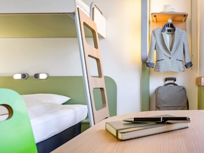 Desk, soundproofing, free WiFi, bed sheets