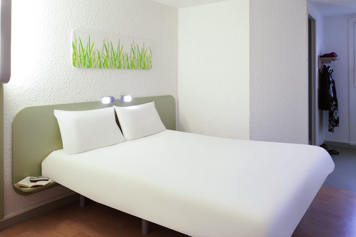 Desk, soundproofing, free WiFi, bed sheets
