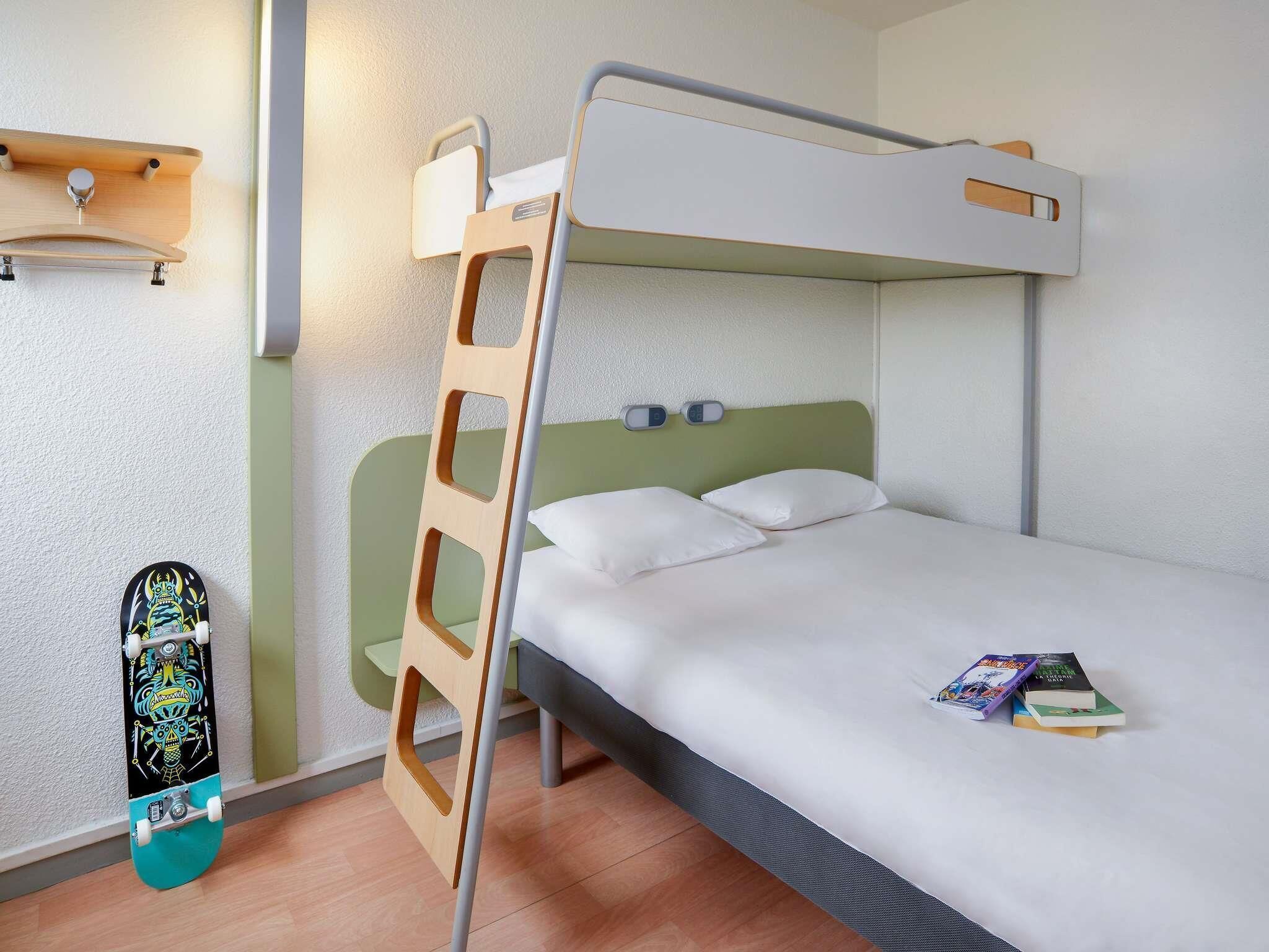 Desk, soundproofing, free WiFi, bed sheets