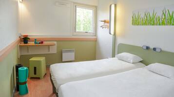 Zweibettzimmer, 2 Einzelbetten | Schreibtisch, schallisolierte Zimmer, kostenloses WLAN, Bettwäsche