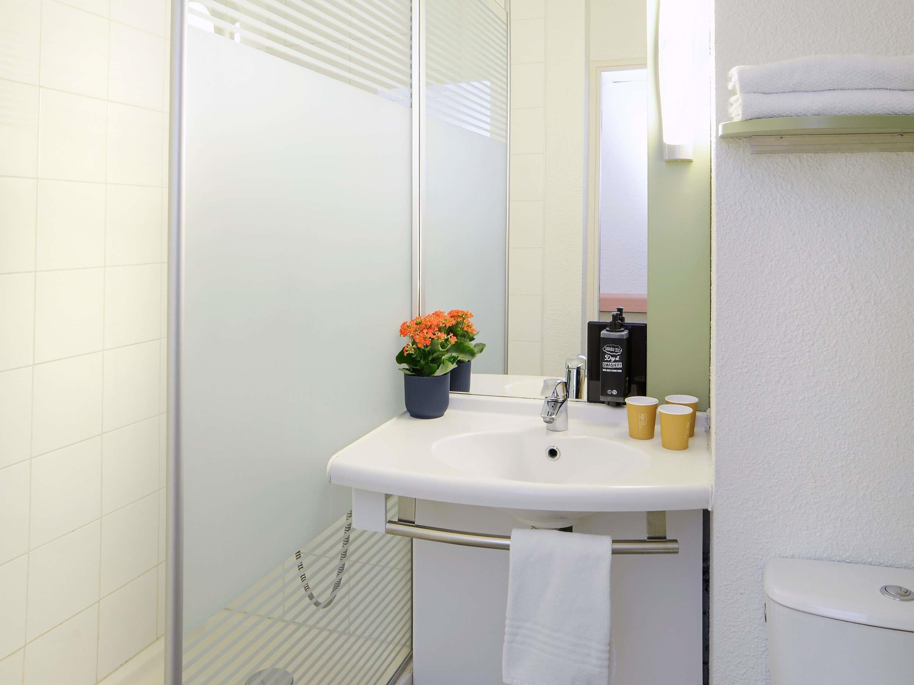 Työpöytä, äänieristys, ilmainen Wi-Fi, vuodevaatteet