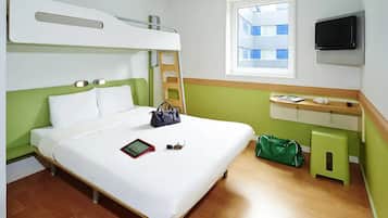 Triple Room, Multiple Beds | Desk, soundproofing, free WiFi, bed sheets