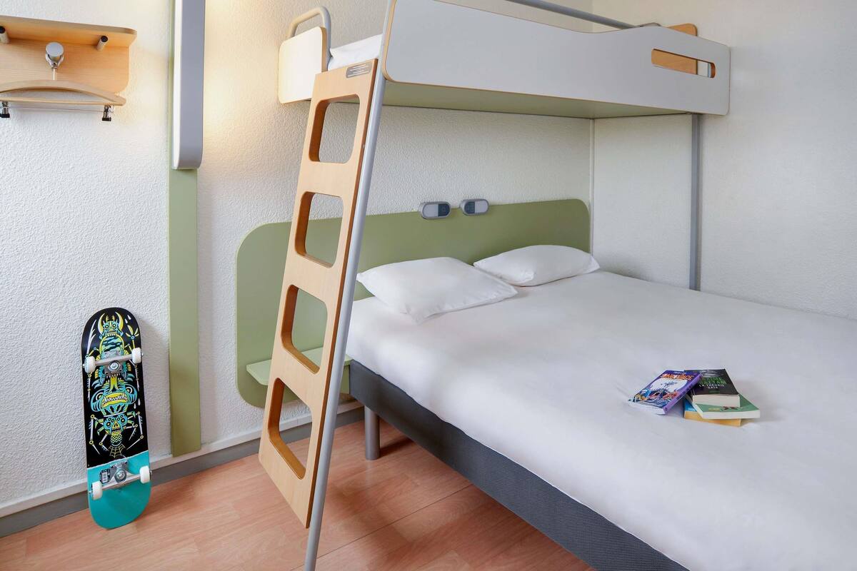 Triple Room, Multiple Beds | Desk, soundproofing, free WiFi, bed sheets