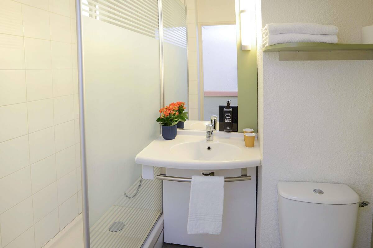 Desk, soundproofing, free WiFi, bed sheets
