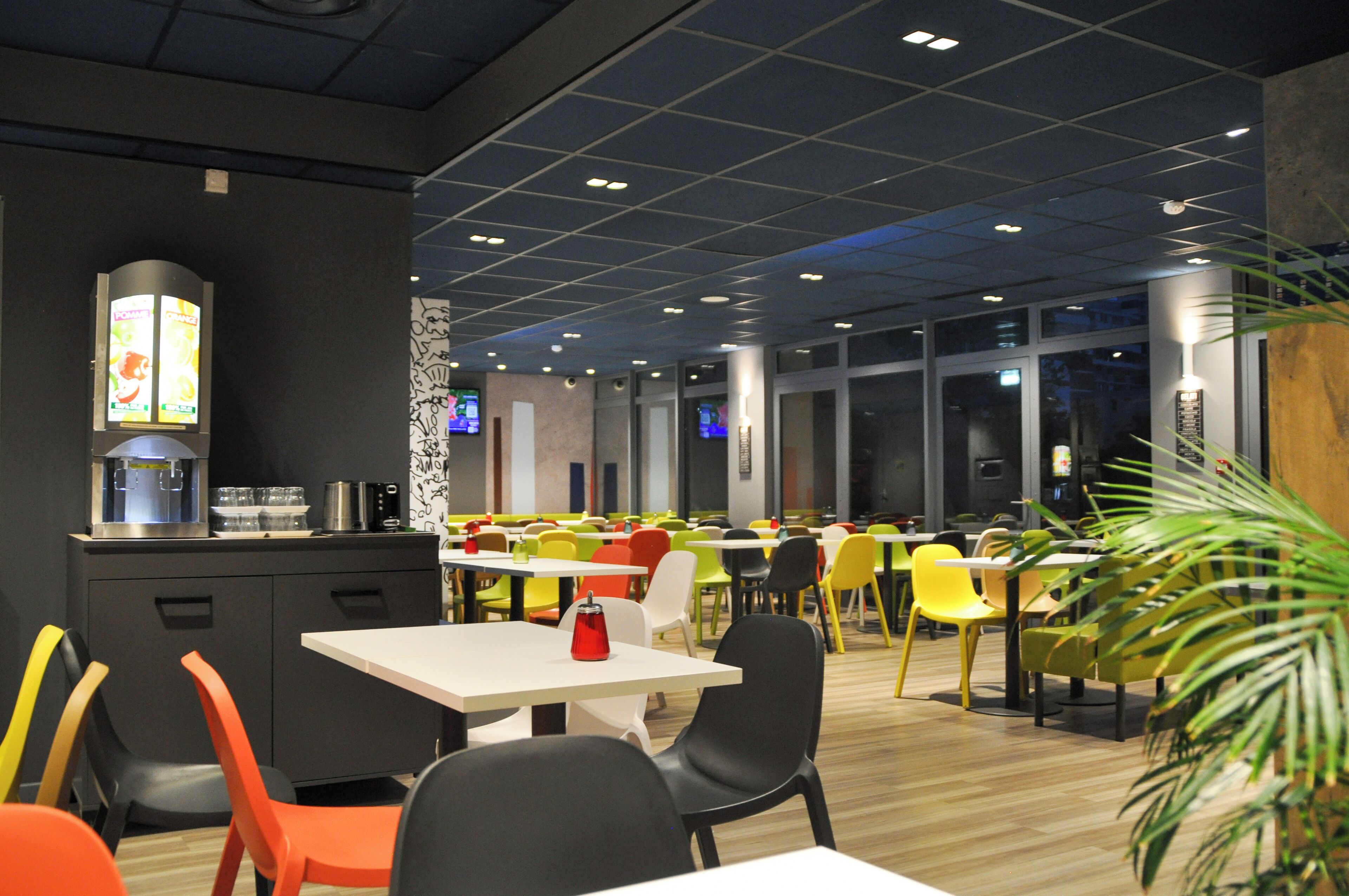 Desayuno buffet diario (EUR 9.90 por persona)