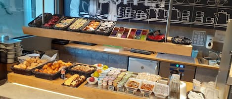 Tägliches Frühstücksbuffet (9.90 EUR pro Person)
