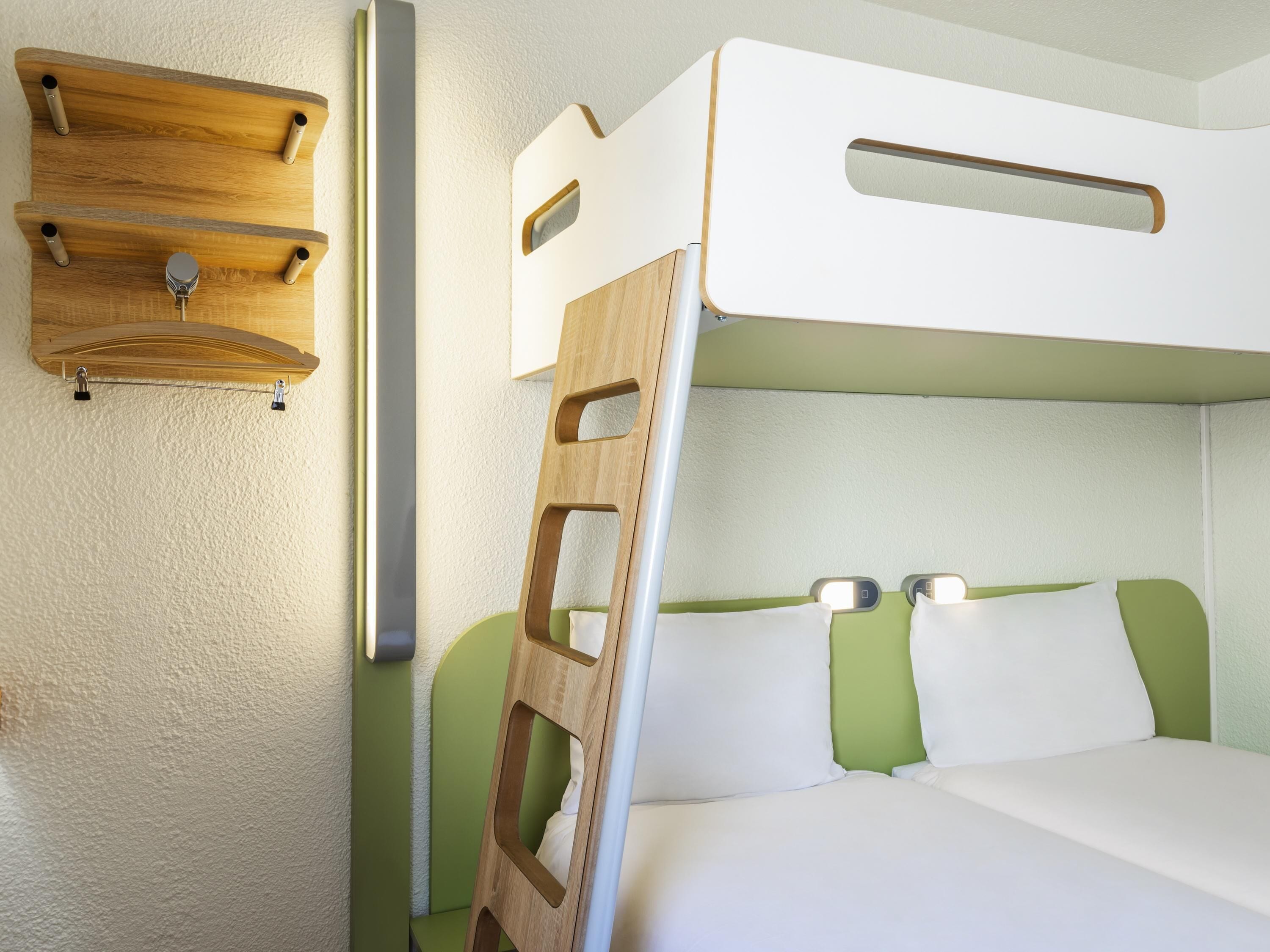 Triple Room, 3 Single Beds | Desk, soundproofing, free WiFi, bed sheets