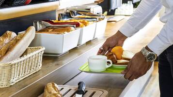 Petit déjeuner buffet (8.9 EUR par personne)