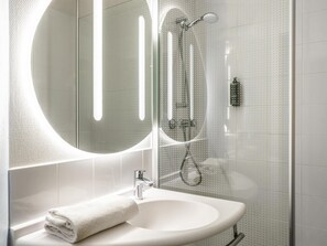 Standard Room, 2 Single Beds | Desk, soundproofing, free WiFi, bed sheets