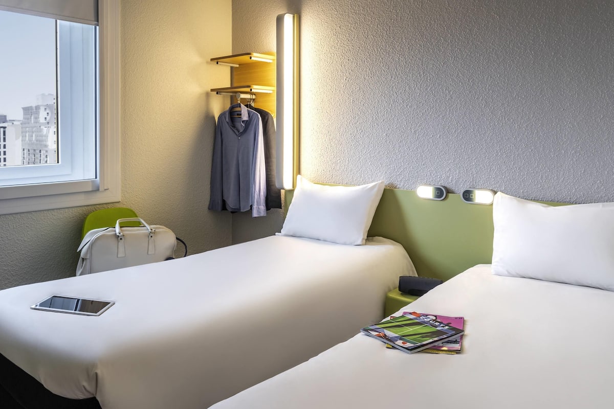 Rom – standard, 2 enkeltsenger | Skrivebord, lydisolert, wi-fi (inkludert) og sengetøy