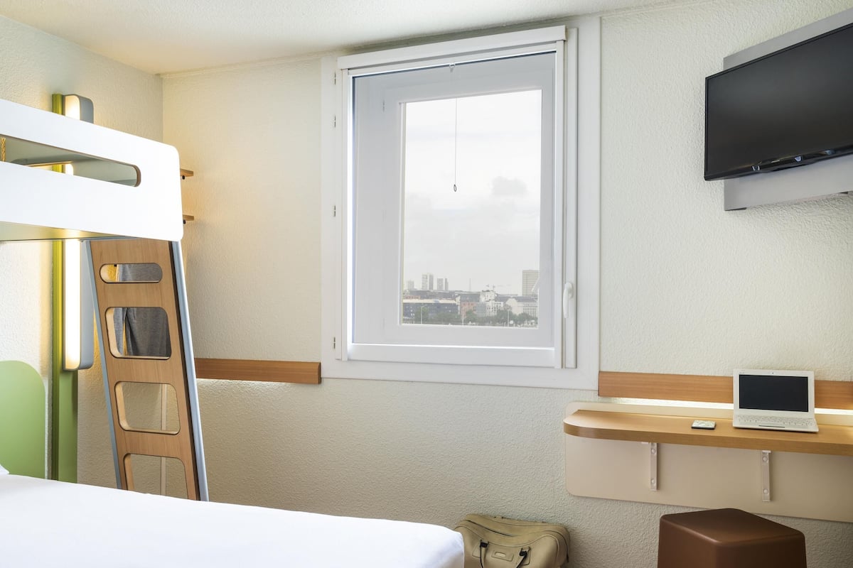 Triple Room, Multiple Beds | Desk, soundproofing, free WiFi, bed sheets