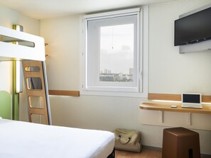 Værelse til 3 personer - flere senge | Skrivebord, lydisolering, gratis Wi-Fi, sengetøj