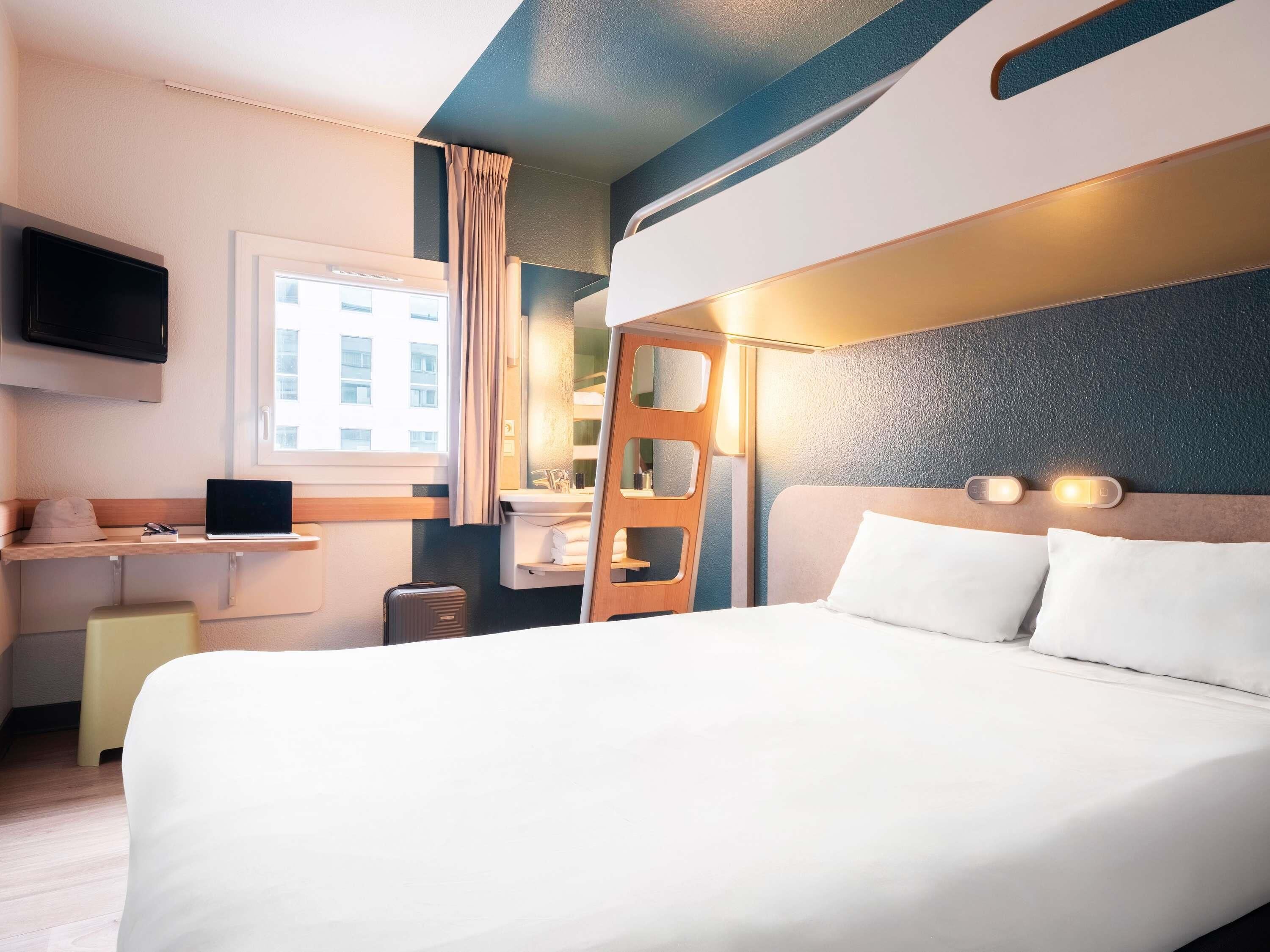 Escritorio, sistema de insonorización, wifi gratis y ropa de cama