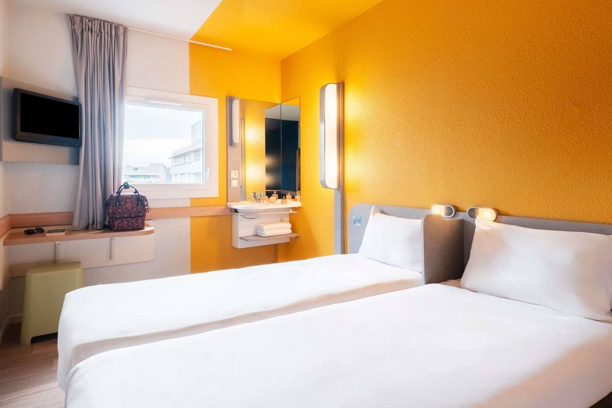 ห้องทวิน, เตียงเดี่ยว 2 เตียง | โต๊ะทำงาน, ห้องเก็บเสียง, Wi-Fi ฟรี, ผ้าปูที่นอน