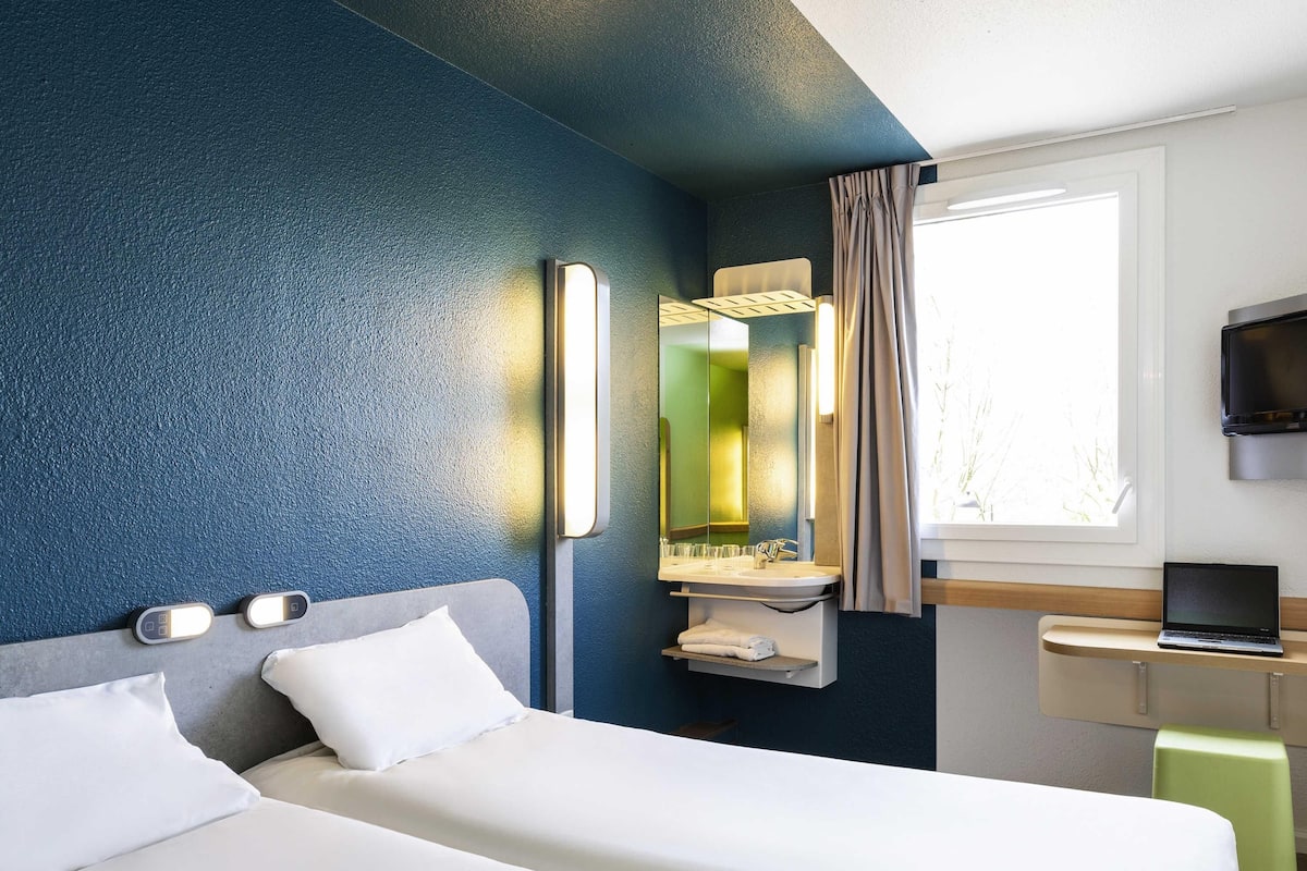 Twin kamer, 2 eenpersoonsbedden | Een bureau, geluiddichte muren, gratis wifi, beddengoed