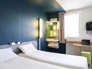 Twin Room, 2 Twin Beds | Desk, soundproofing, free WiFi, bed sheets