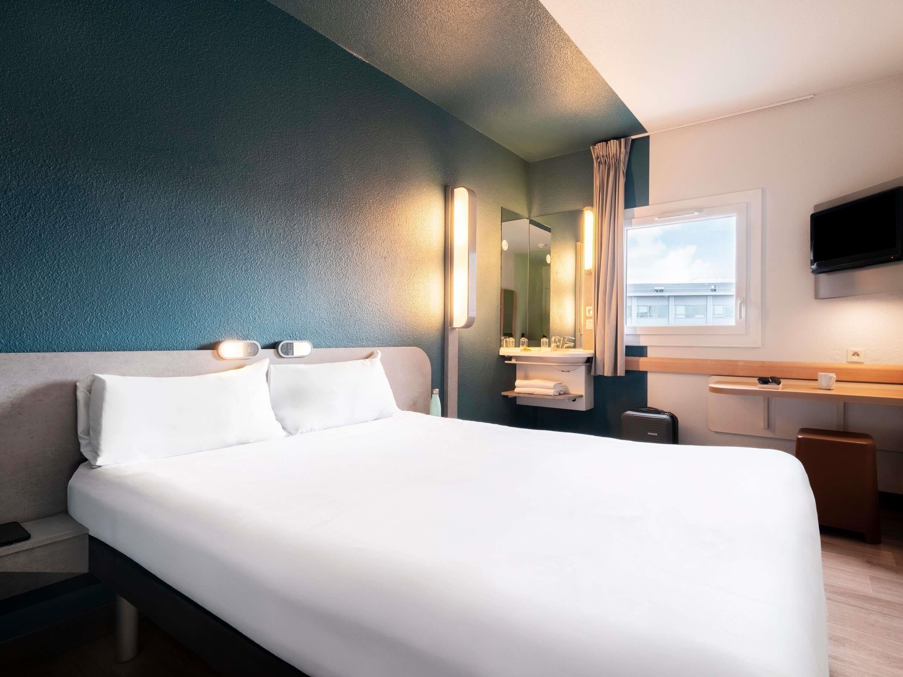 Desk, soundproofing, free WiFi, bed sheets