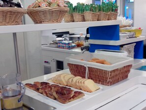 Tägliches Frühstücksbuffet (9.90 EUR pro Person)