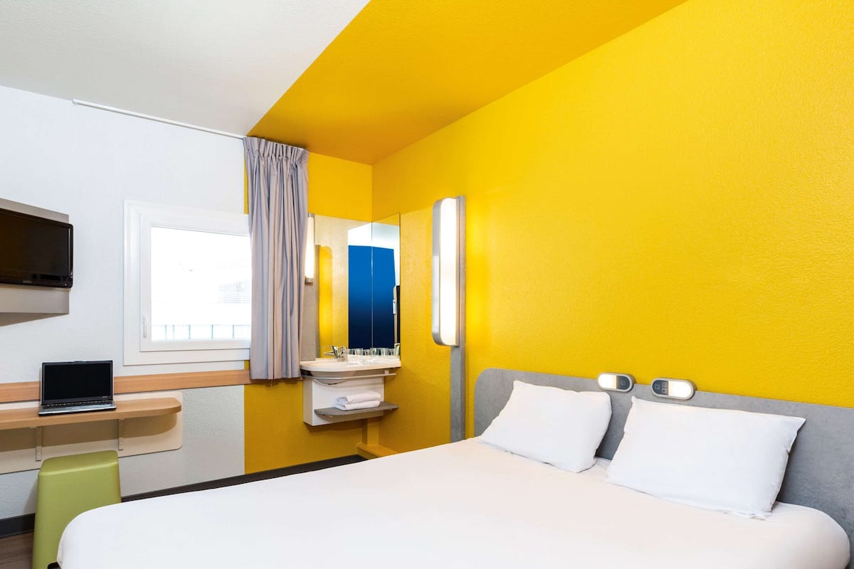 Double Room | Meja, kalis bunyi, Wi-fi percuma, cadar katil