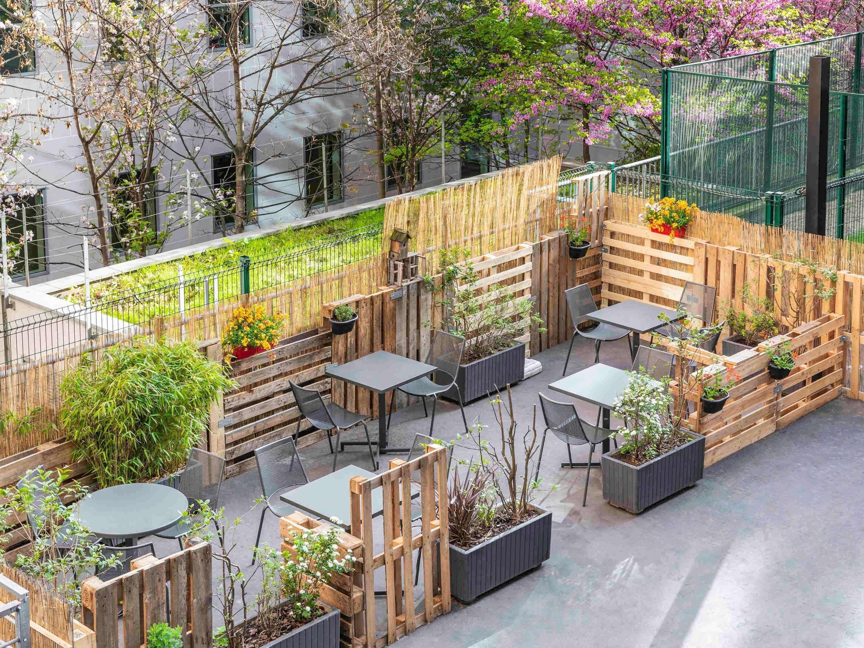 المنشأة من الخارج