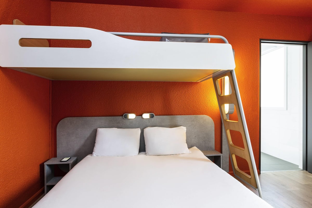Desk, soundproofing, free WiFi, bed sheets