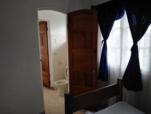 Habitación doble de uso individual, baño privado | Baño | Ducha