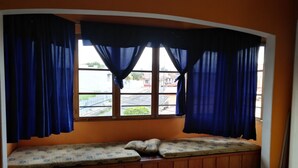Quadruple Room, Shared Bathroom | Meja, katil bayi/kot (percuma), Wi-fi percuma 