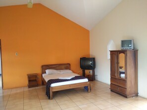 Dobbeltrom, delt bad | Skrivebord, barnesenger (inkludert) og wi-fi (inkludert)