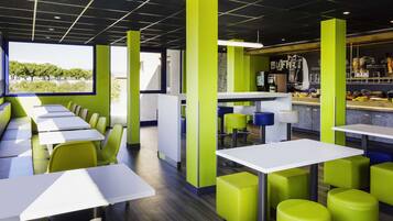 Colazione a buffet, servita tutte le mattine (8.9 EUR a persona)