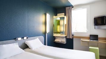 Chambre avec lits jumeaux, 2 lits une place | Bureau, rideaux occultants, chambres insonorisées, lits bébé (gratuits)