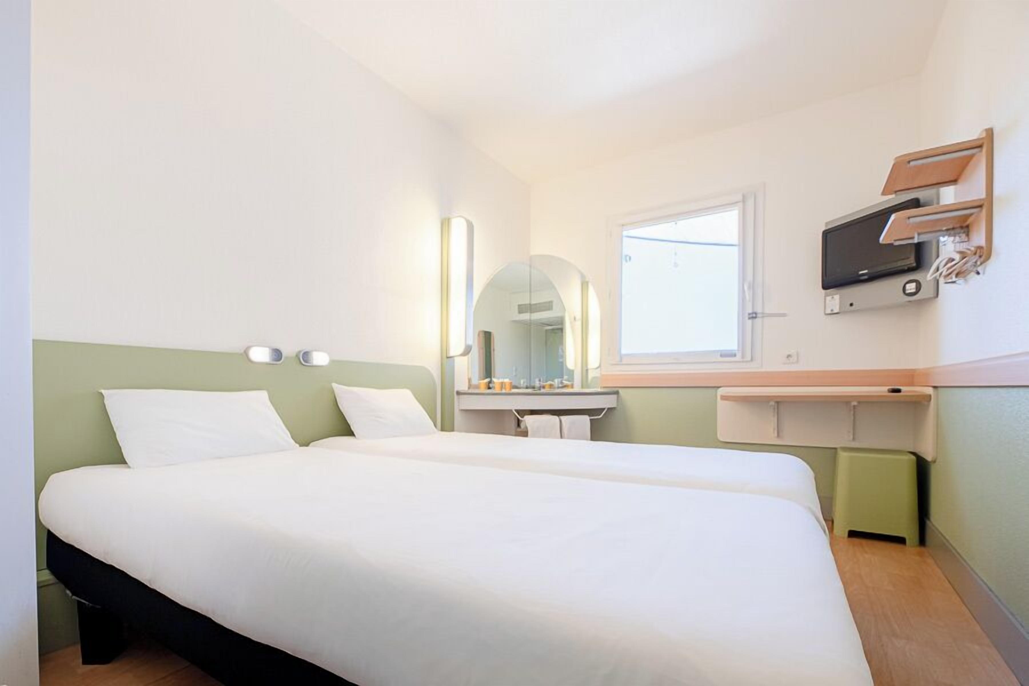Chambre avec lits jumeaux, 2 lits une place | Bureau, rideaux occultants, chambres insonorisées, lits bébé (gratuits)