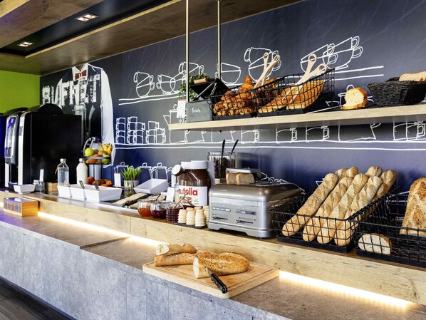 Colazione a buffet, servita tutte le mattine (8.9 EUR a persona) 