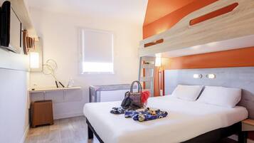 Schreibtisch, VerdunkelungsvorhÀnge, schallisolierte Zimmer