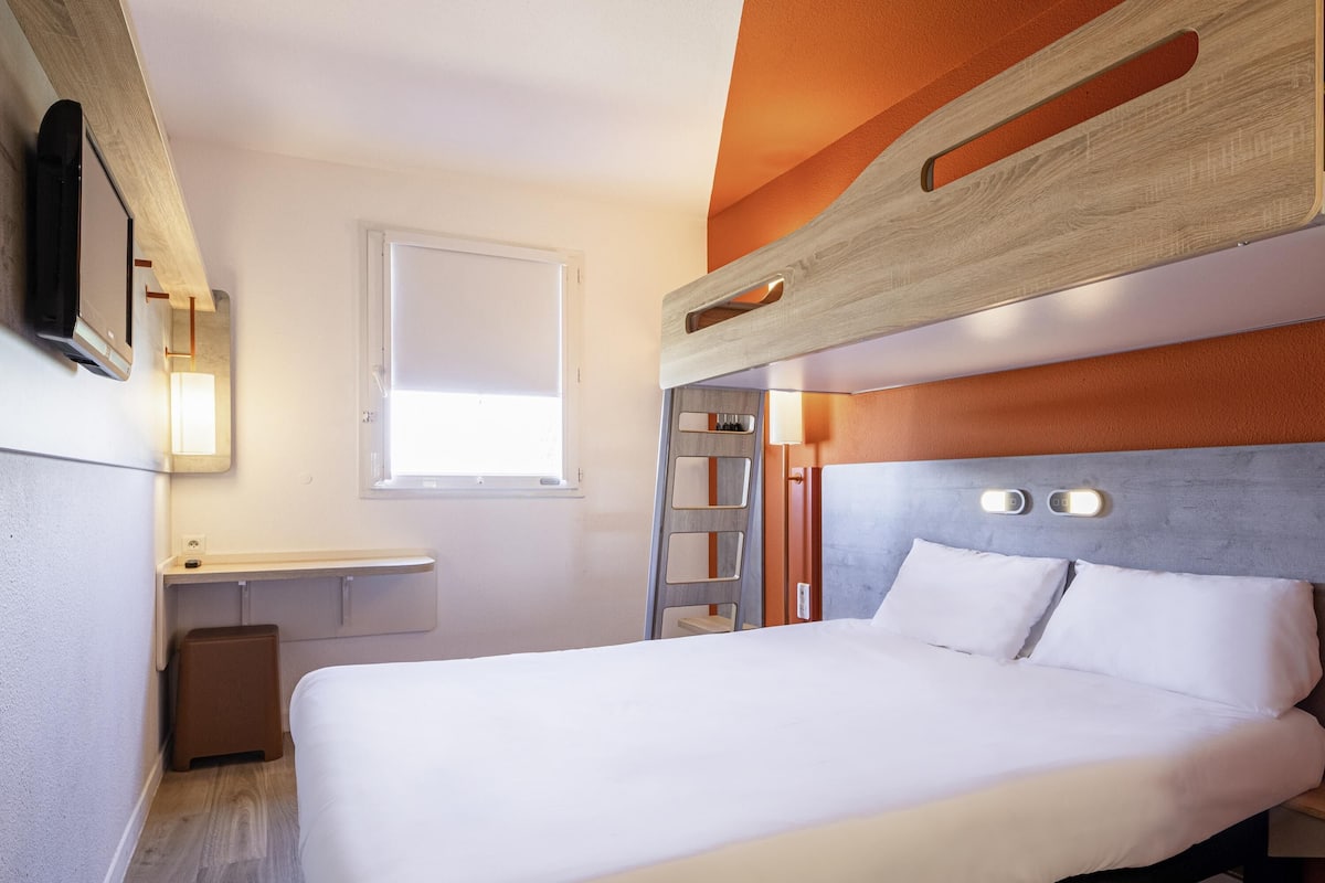 Dreibettzimmer, Mehrere Betten | Schreibtisch, Verdunkelungsvorhänge, schallisolierte Zimmer
