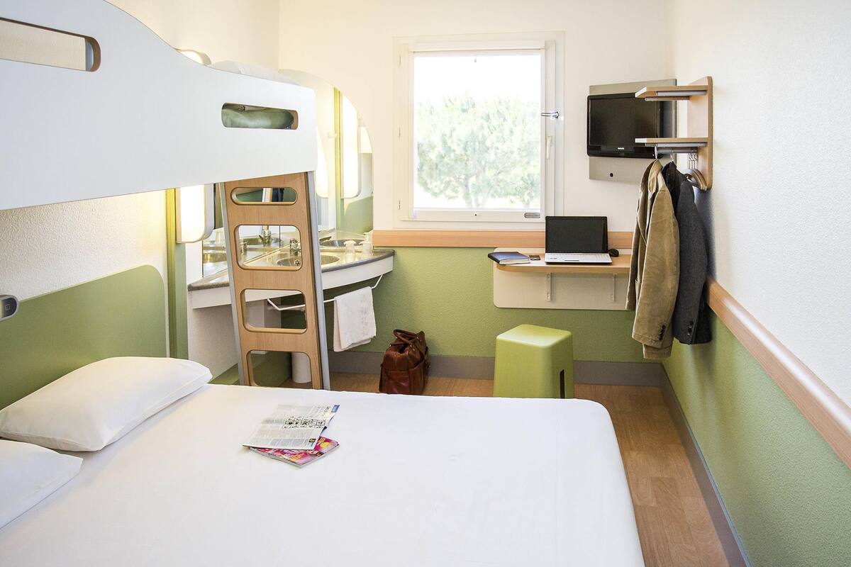 Bureau, rideaux occultants, chambres insonorisées, lits bébé (gratuits)