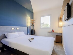 Double Room | Desk, blackout drapes, soundproofing, free cribs/infant beds - Ibis Budget Perpignan Nord Rivesaltes (Rivesaltes)