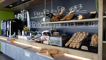 Desayuno buffet (EUR 8.9 por persona)