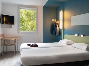 Desk, free WiFi, bed sheets - ibis budget Paris La Villette 19eme (Paris)