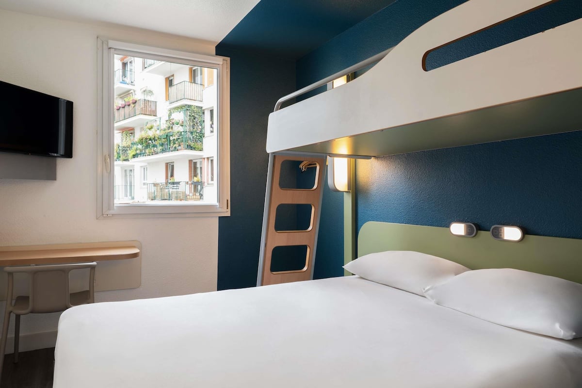 Desk, free WiFi, bed sheets