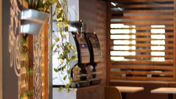Bữa sáng buffet hàng ngày (9.90 EUR/mỗi người)