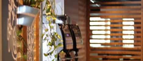 Colazione a buffet, servita tutte le mattine (9.90 EUR a persona)