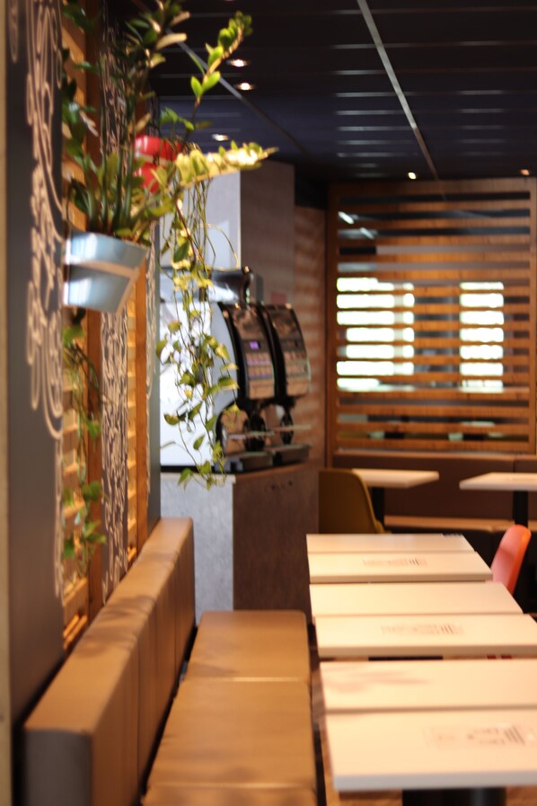 Café da manhã com buffet diário (EUR 9.90 por pessoa) 