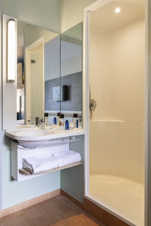Douche, articles de toilette écologiques, sèche-cheveux